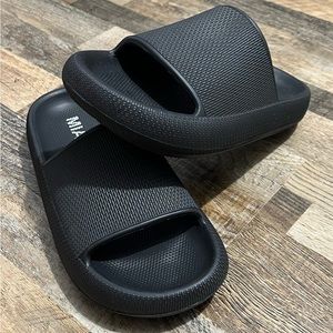 Mia slides, size 7, black